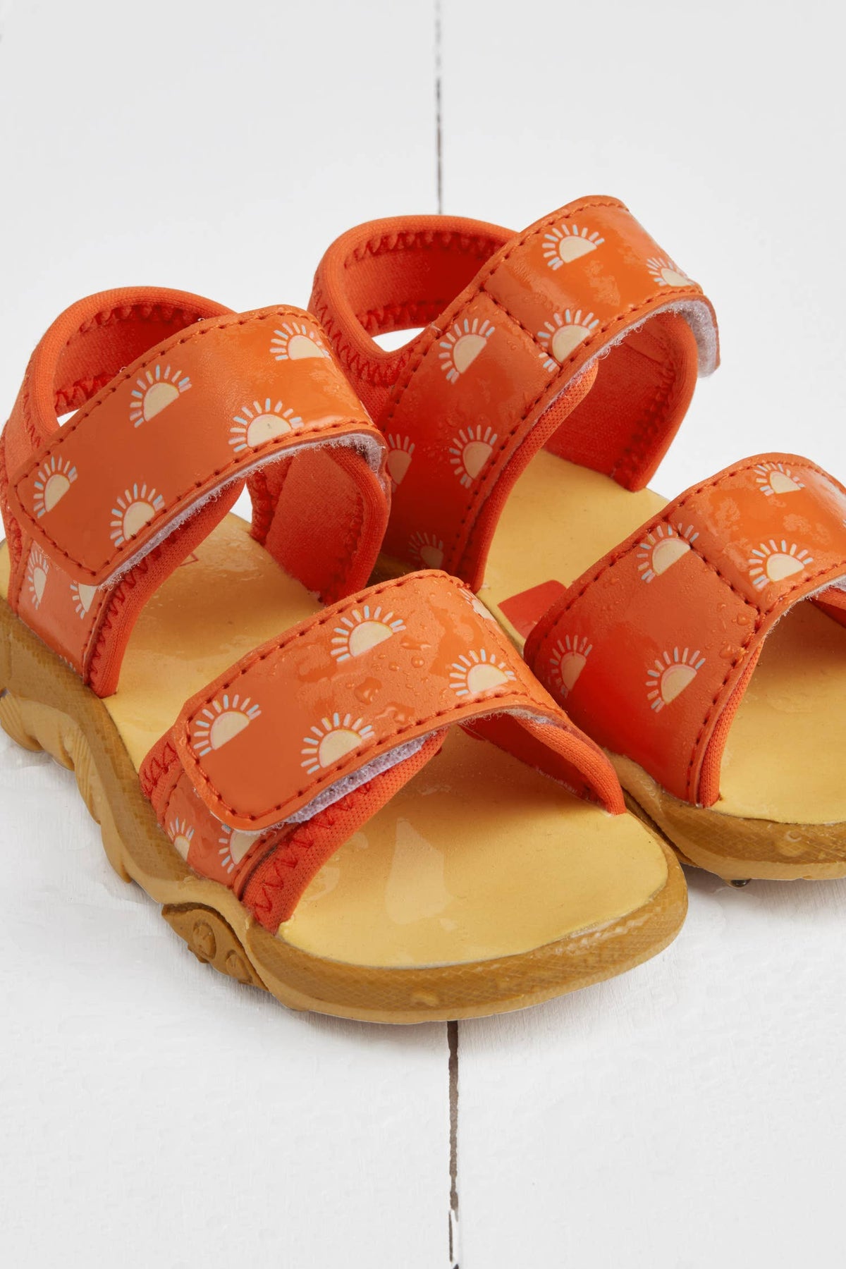 Grass & Air orange sandaler set fra siden