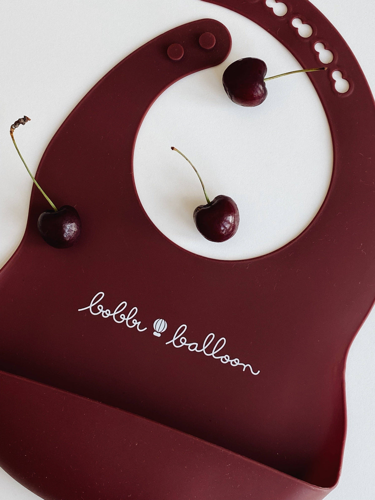 Bobbi Balloon Silikon-Lätzchen – Merlot Red – Silikon-Lätzchen – MamaMilla