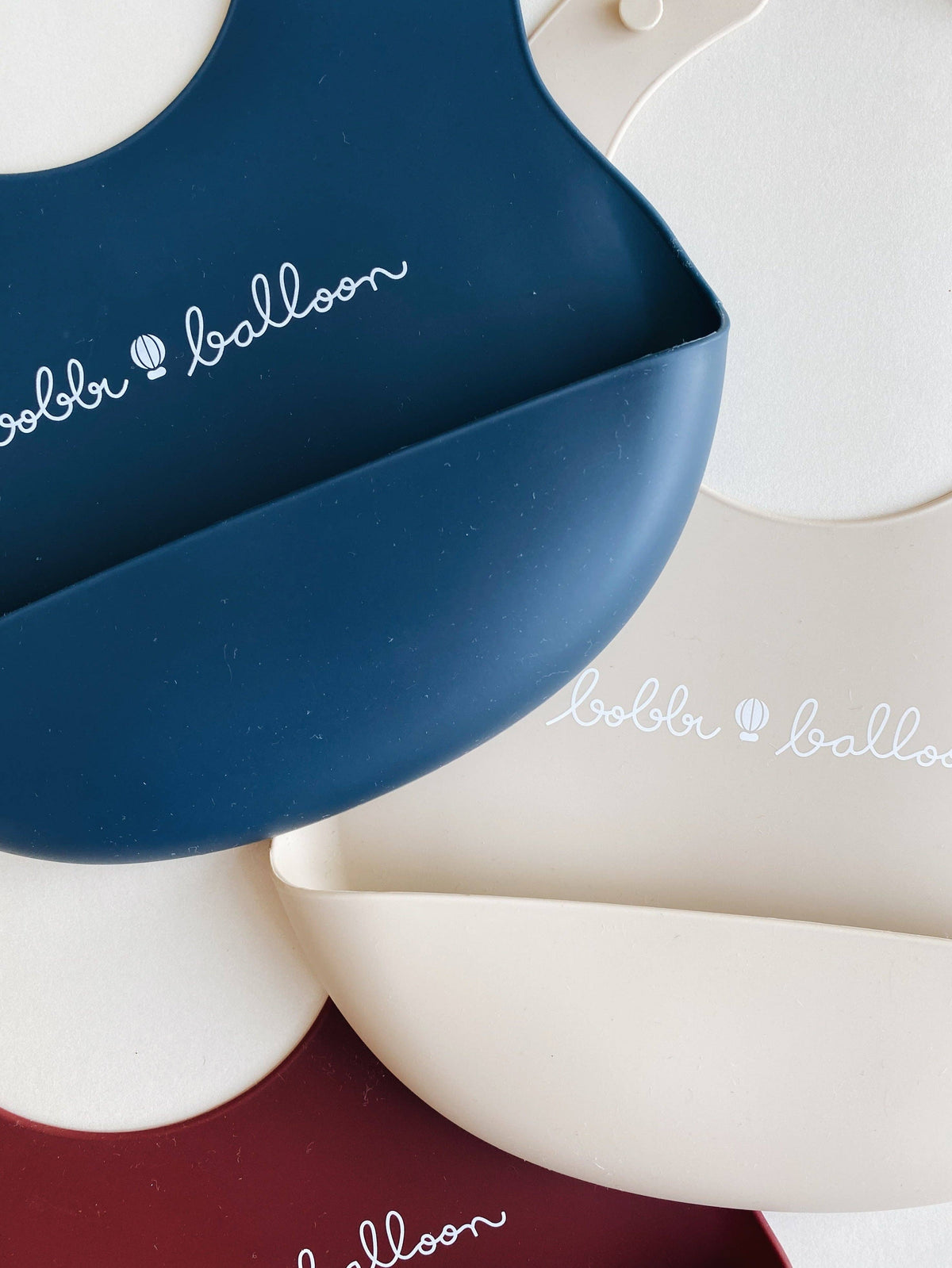 Bobbi Balloon Silikon-Lätzchen – Merlot Red – Silikon-Lätzchen – MamaMilla