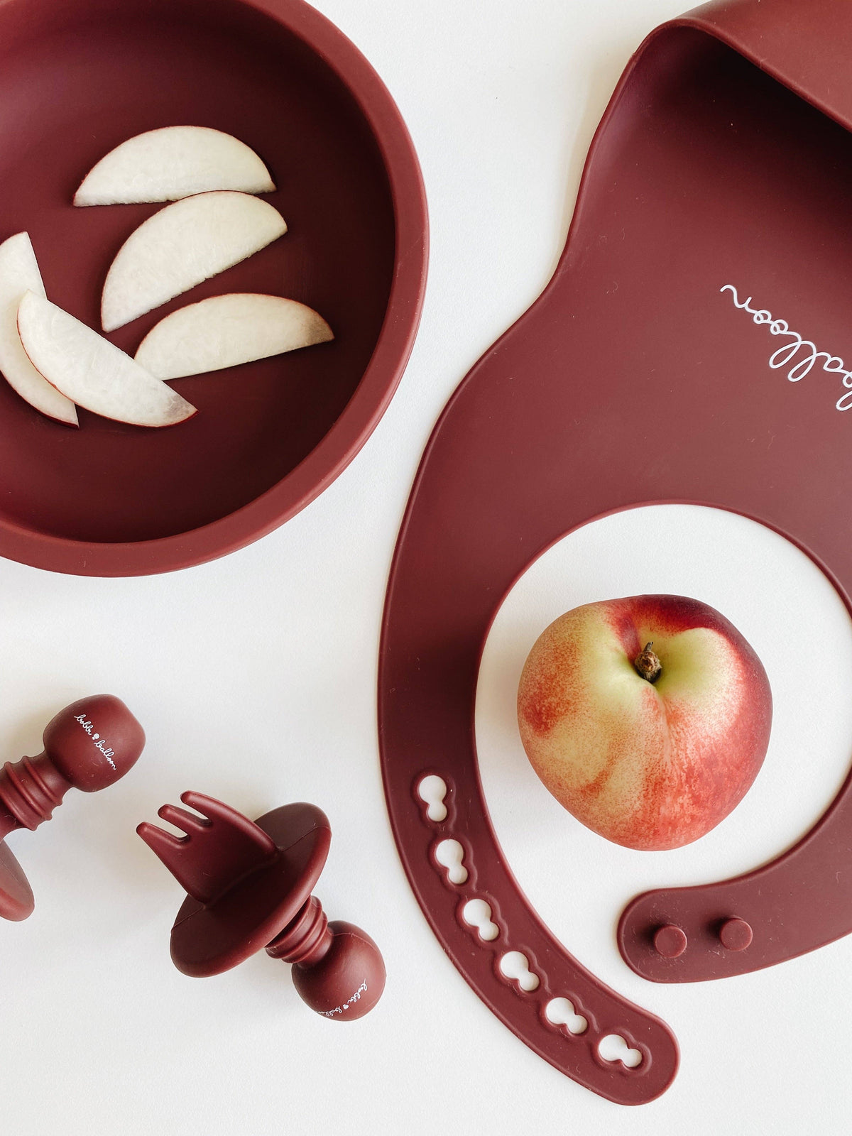 Bobbi Balloon Silikon-Lätzchen – Merlot Red – Silikon-Lätzchen – MamaMilla