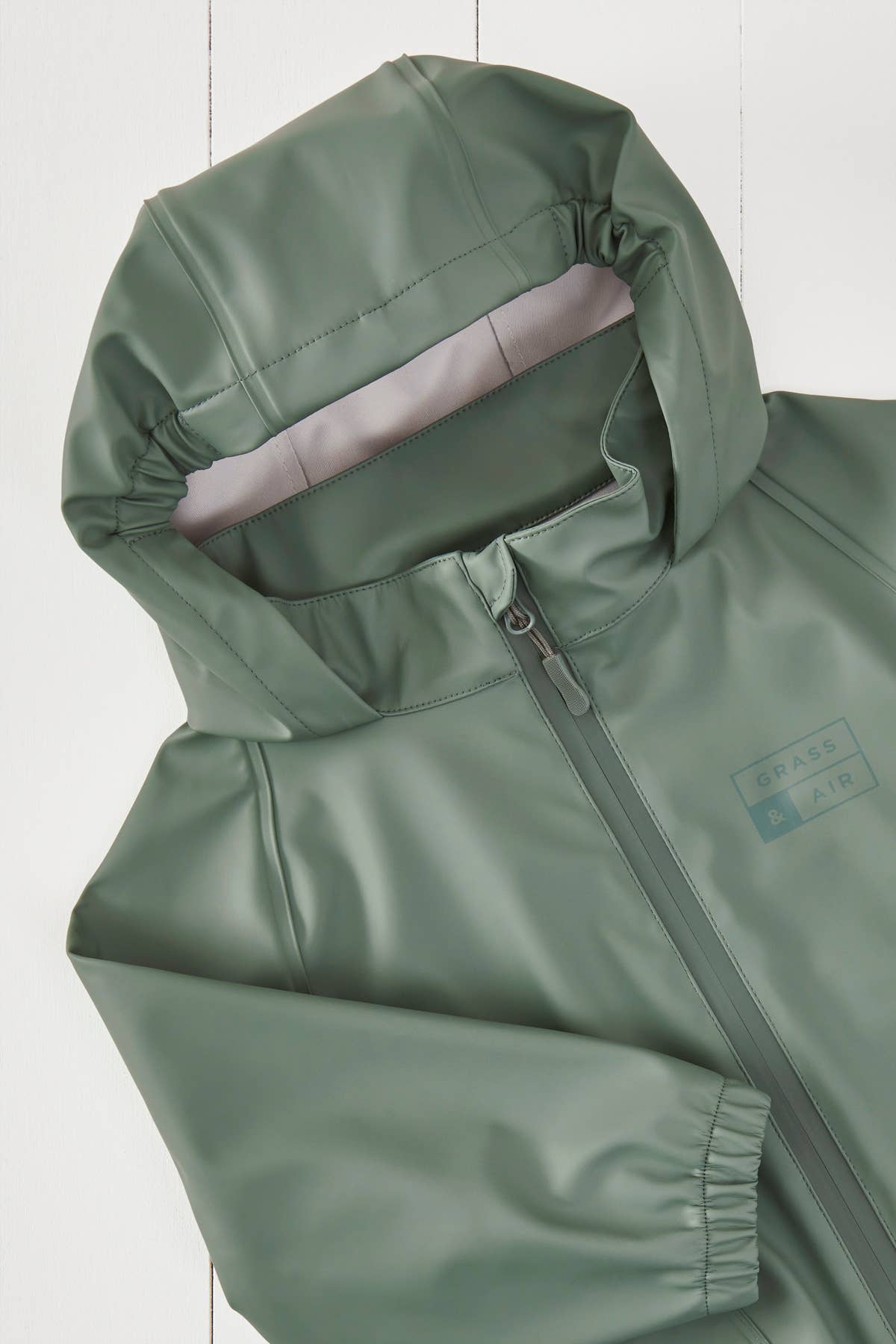 Grass & Air khaki regnjakke set fra siden