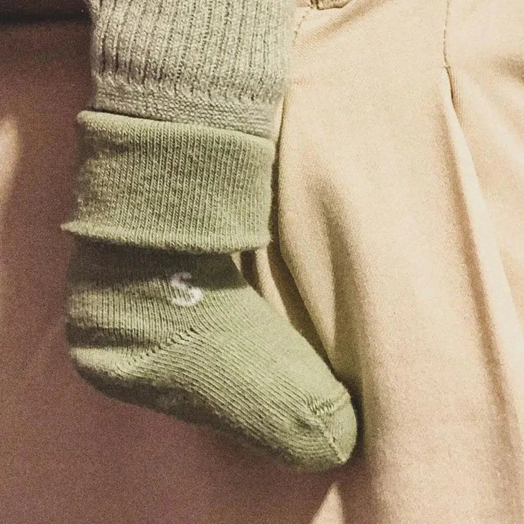 STUCKIES-Socken für Neugeborene mit nahtloser Spitze und „Stay on“ – 4er-Pack – Tides – Socken – MamaMilla