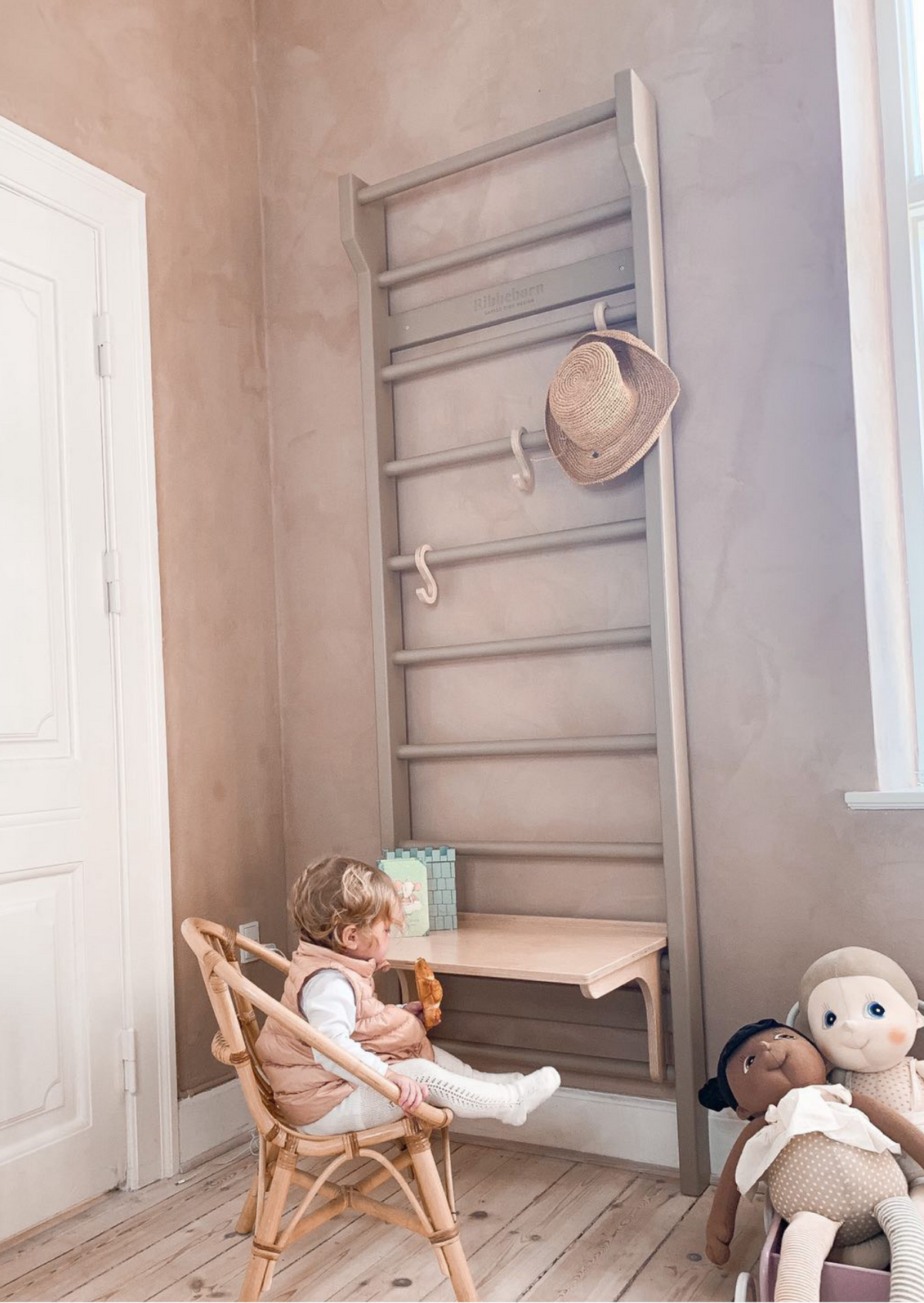 Ribbebørn Komplettpaket – Sprossenwand mit Schreibtisch & 4 Haken
