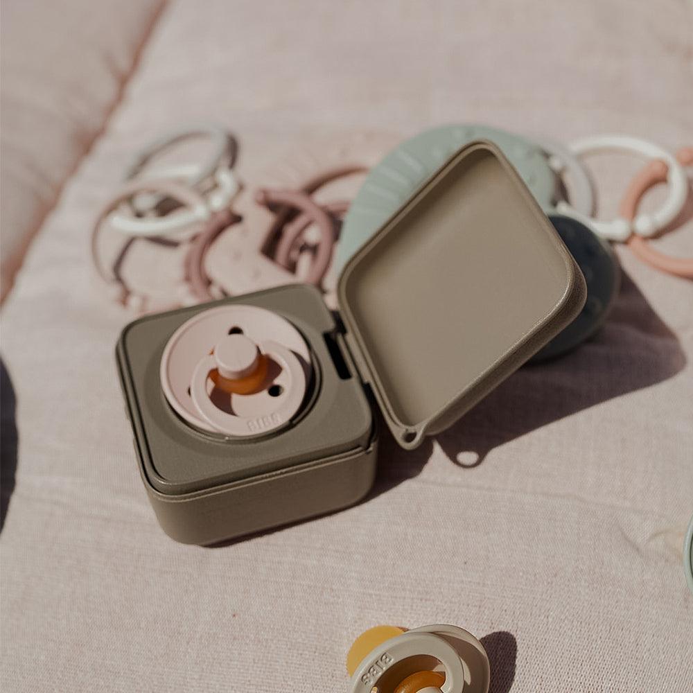 BIBS Schnullerbox „Petrol“ (Schnulleraufbewahrung) – MamaMilla