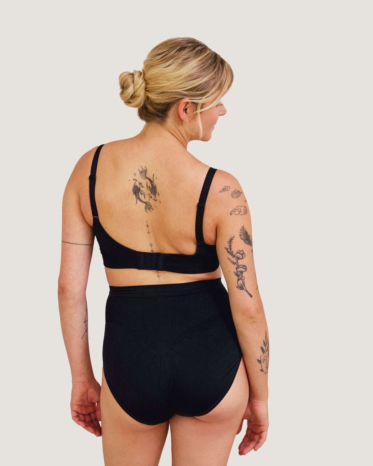 Nahtloses Umstandshöschen von Carriwell in Schwarz, gesehen von hinten auf dem Model
