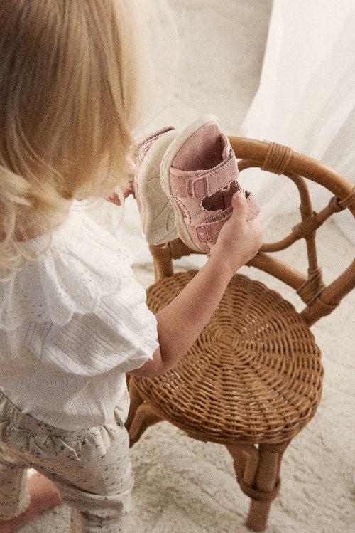 Ein FANTASTISCHER, leichter Sneaker mit Klettverschluss und Licht – Misty Rose – Schuhe – MamaMilla