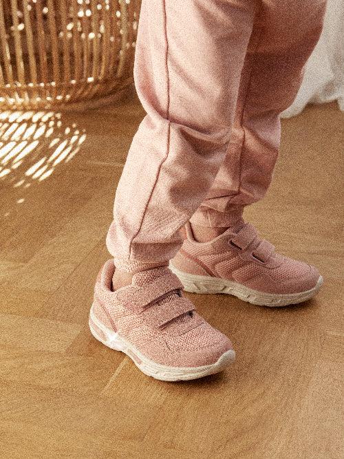 Ein FANTASTISCHER, leichter Sneaker mit Klettverschluss und Licht – Misty Rose – Schuhe – MamaMilla