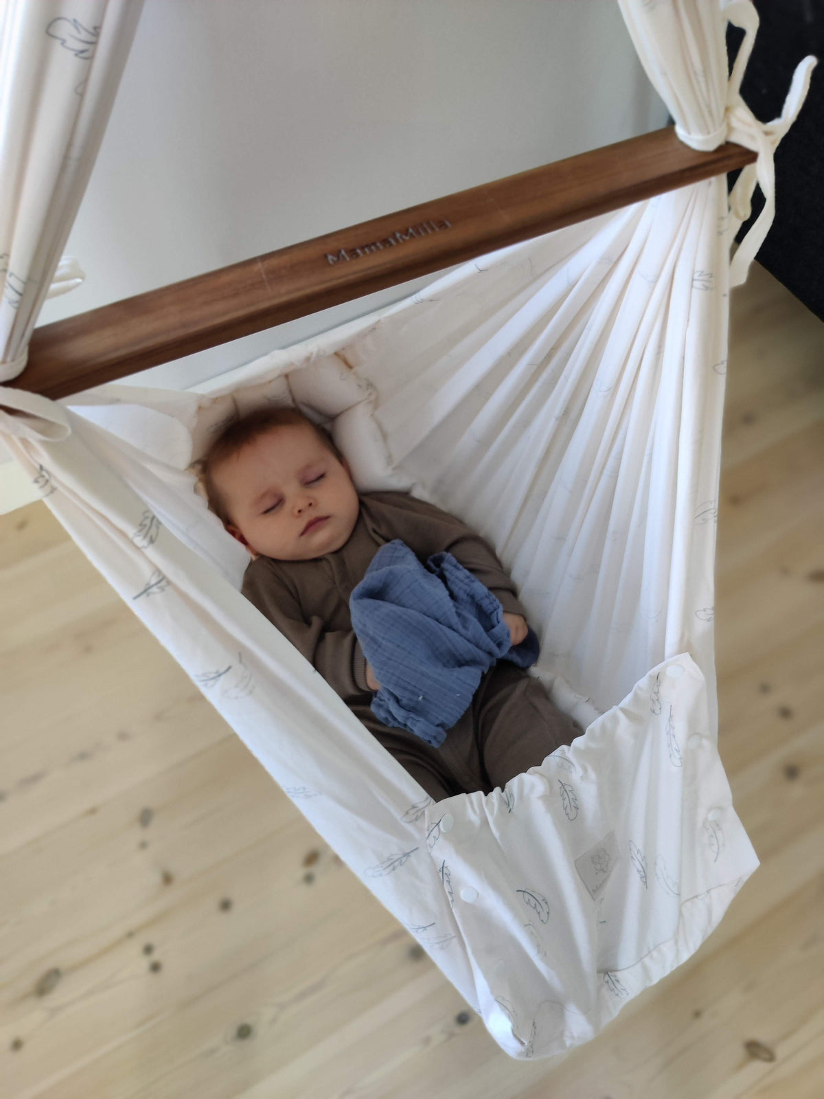 MamaMilla Sling-Wiege – Blaue Federn – Sling-Wiege – MamaMilla
