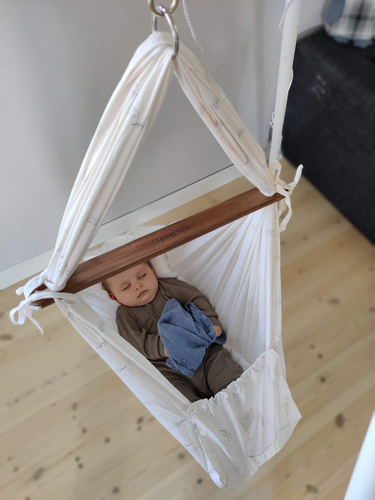 MamaMilla Sling-Wiege – Blaue Federn – Sling-Wiege – MamaMilla