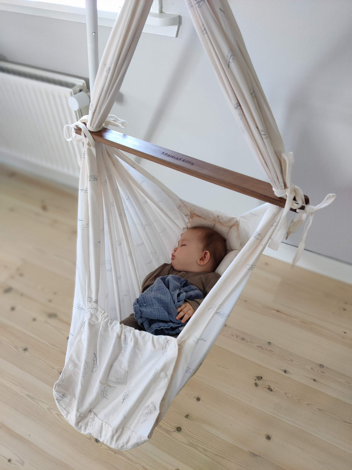 MamaMilla Sling-Wiege – Blaue Federn – Sling-Wiege – MamaMilla
