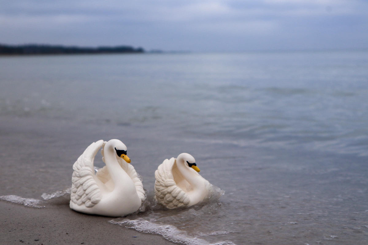 Natruba Badespielzeug aus Naturkautschuk – Schwan – Groß – Badespielzeug – MamaMilla