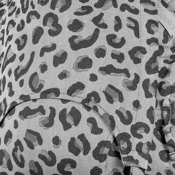 Fidella Fly Tai Babytrage – Leopard Silber – Kleinkind – Babytrage – MamaMilla