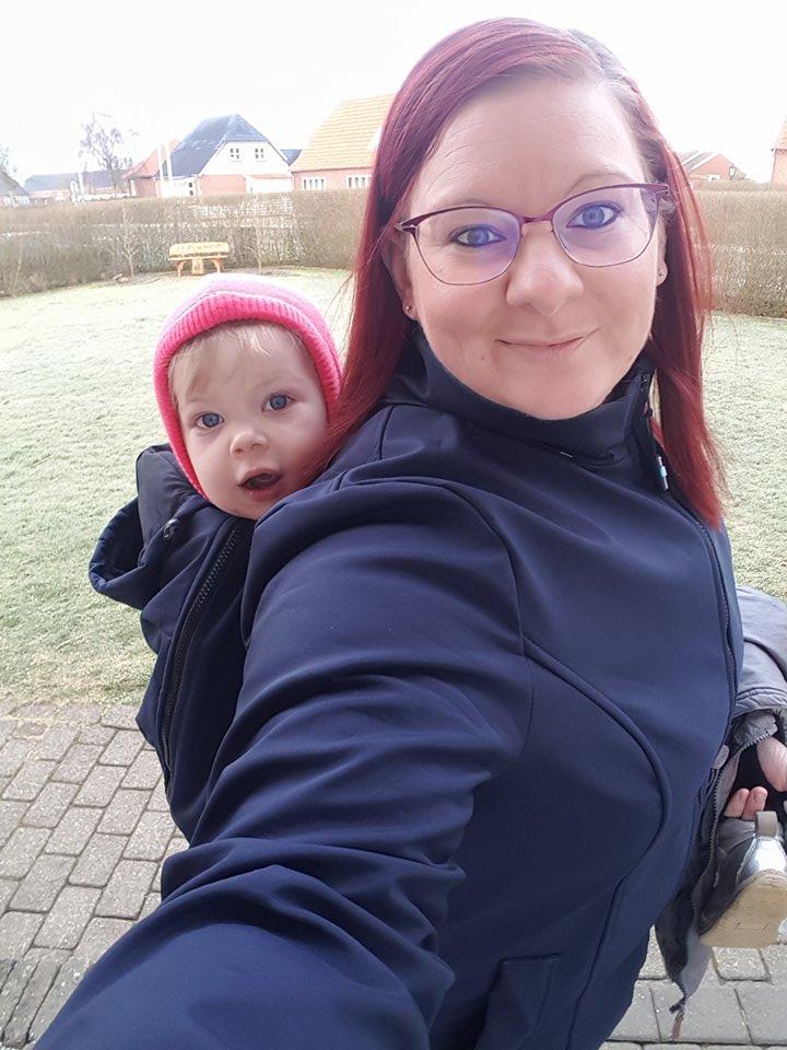 Fun2bemum 4in1 Softshell-Trage- und Schwangerschaftsjacke auch zum Tragen auf dem Rücken – Pflaumenfarben – Tragejacke – MamaMilla