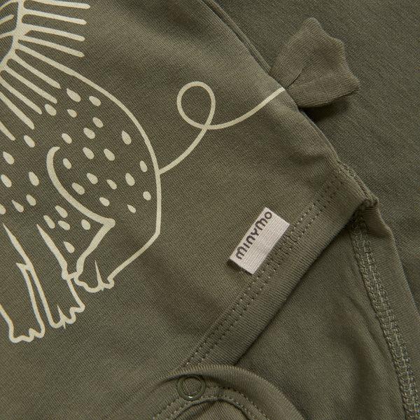 Minymo Body – Löwe – Tiefes Flechtengrün – Body – MamaMilla