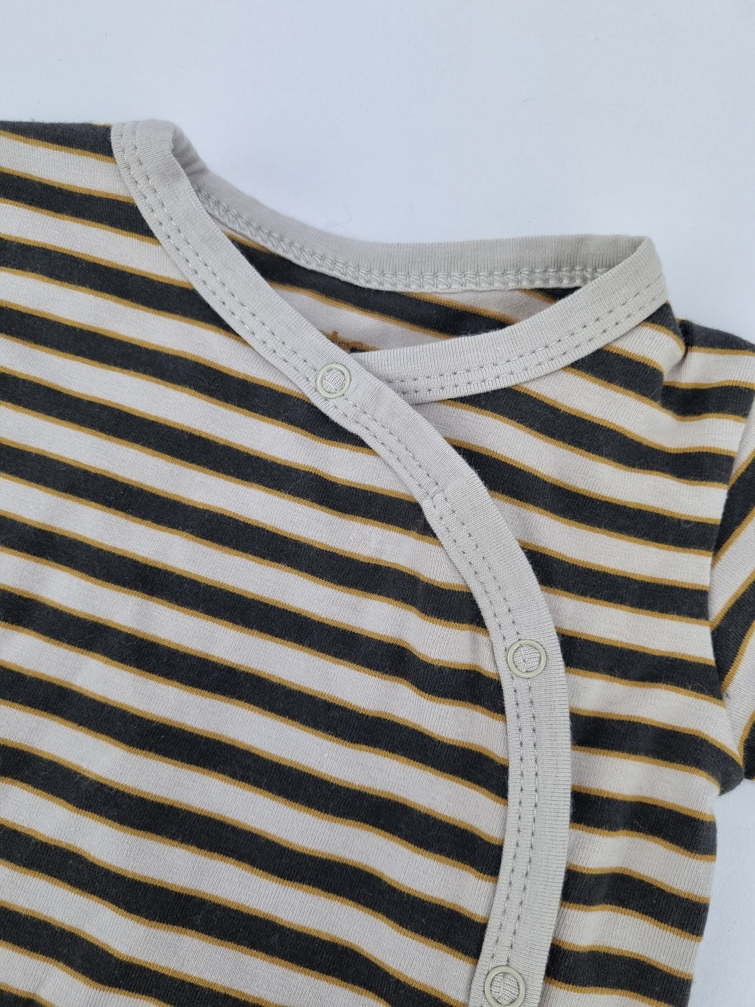 Kleiner Rags-Body mit Seitenverschluss – Streifen – Grau – Body – MamaMilla