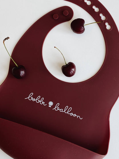Bobbi Balloon Silikon-Lätzchen – Merlot Red – Silikon-Lätzchen – MamaMilla