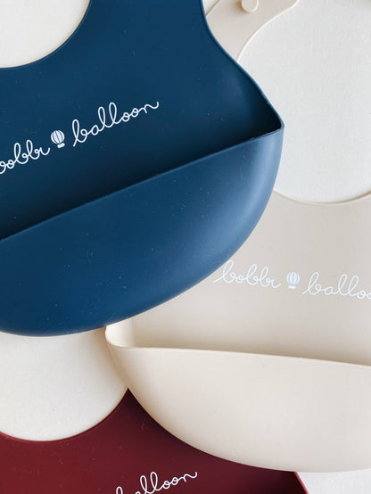 Bobbi Balloon Silikon-Lätzchen – Merlot Red – Silikon-Lätzchen – MamaMilla