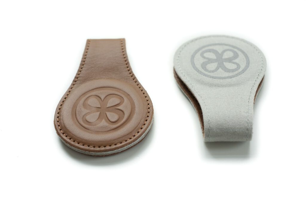 Cloby Magnetischer Wickelclip – Braunes Leder – Wickelclips – MamaMilla