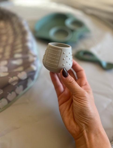 Tidy Tot Silikonbecher – My First Cup – Grau – Becher – MamaMilla