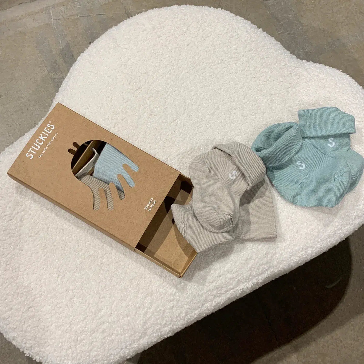 STUCKIES-Socken für Neugeborene mit nahtloser Spitze und „Stay on“ – 4er-Pack – Tides – Socken – MamaMilla