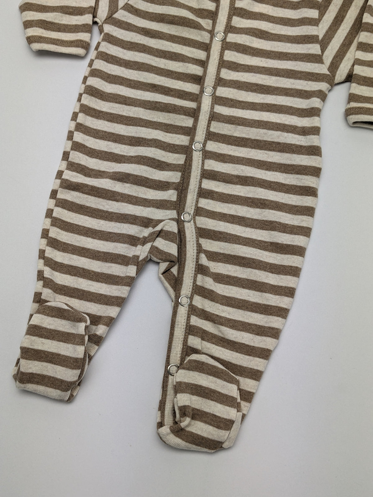 Joha Baumwoll-Nachthemd mit Füßen – Streifen – Beige/Creme – Nachtwäsche – MamaMilla