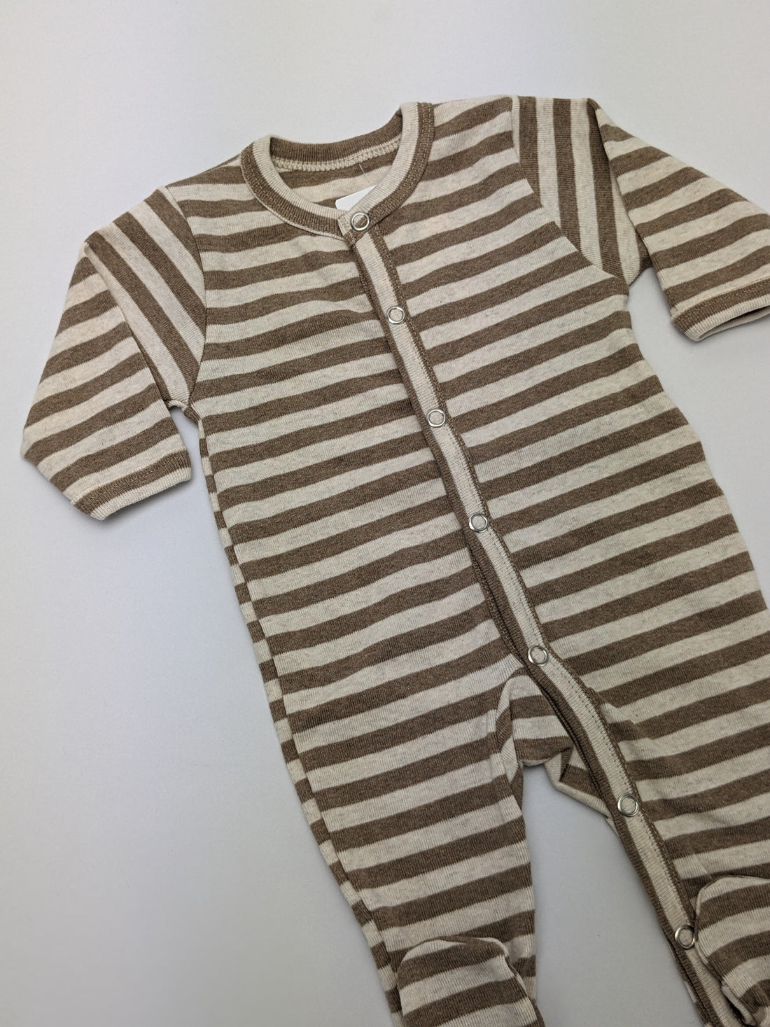 Joha Baumwoll-Nachthemd mit Füßen – Streifen – Beige/Creme – Nachtwäsche – MamaMilla