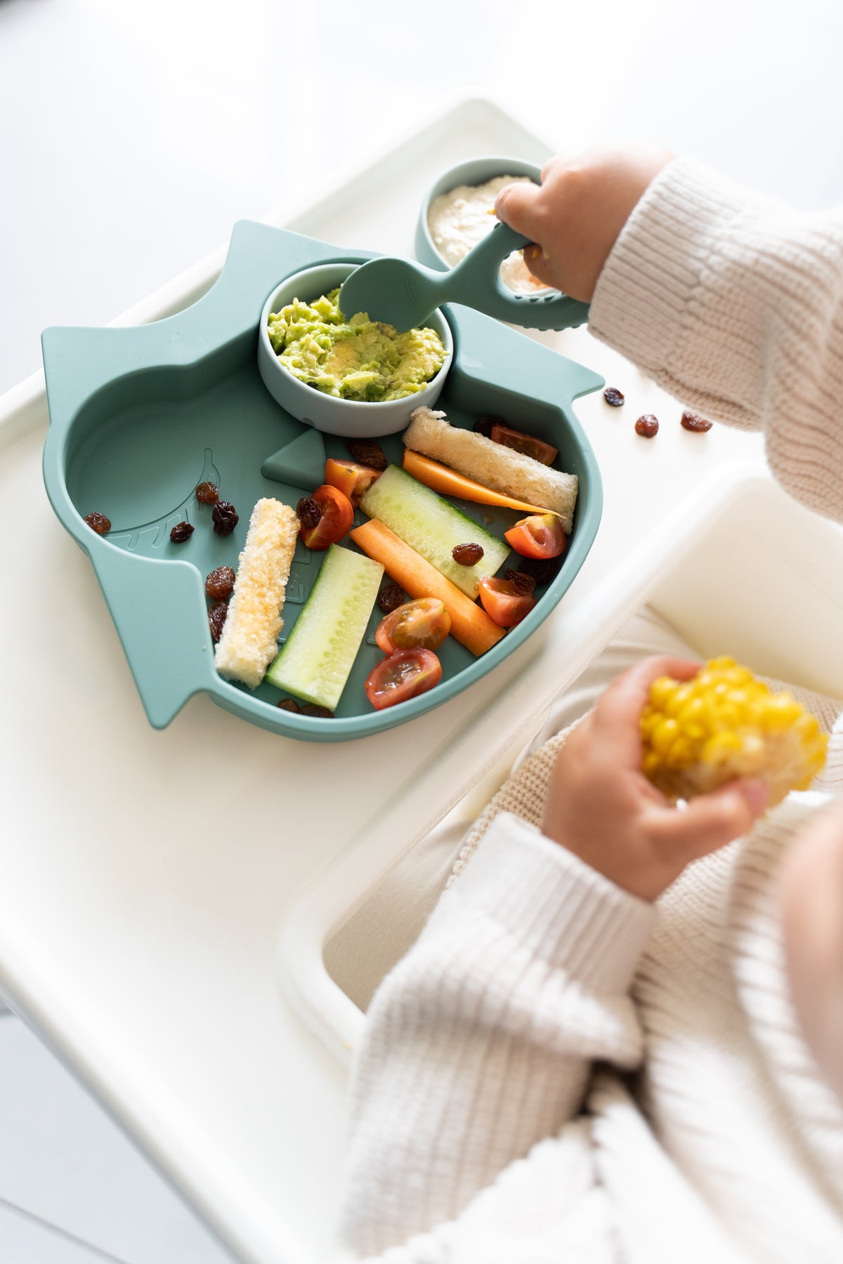 Tidy Tot Lätzchen, Tablett und Löffel – SET – Grau – Lätzchen mit Ärmeln – MamaMilla