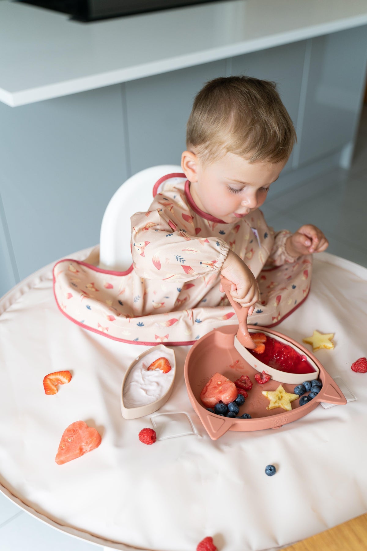 Tidy Tot Lätzchen und Tablett – SET – Sand Fox – Lätzchen mit Ärmeln – MamaMilla