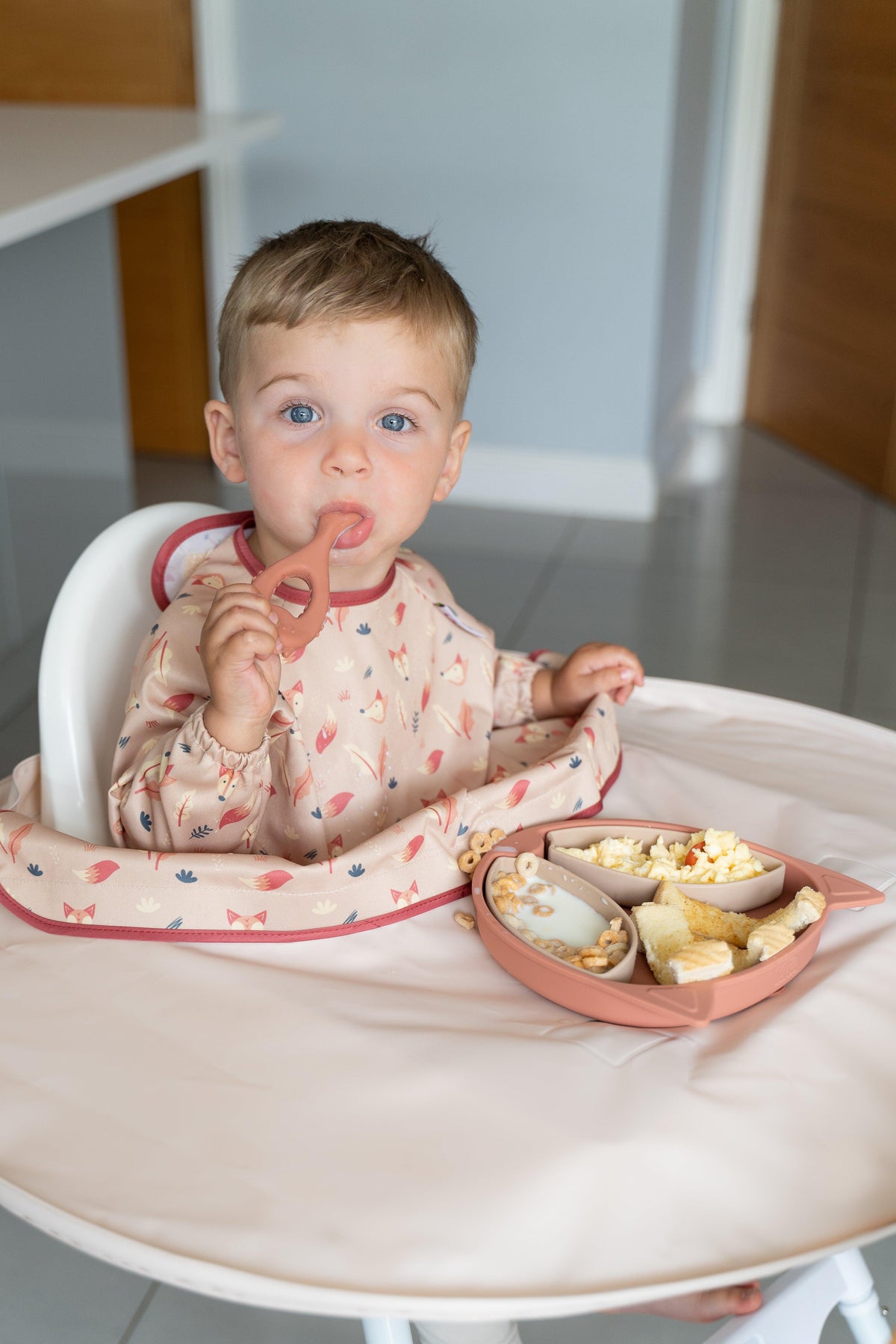Tidy Tot Lätzchen und Tablett – SET – Sand Fox – Lätzchen mit Ärmeln – MamaMilla