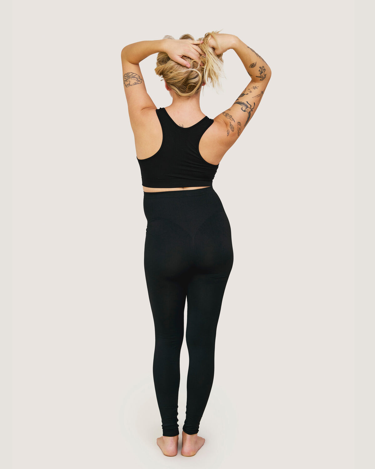 Schwarze Carriwell-Leggings von hinten gesehen mit nahtloser Formgebung