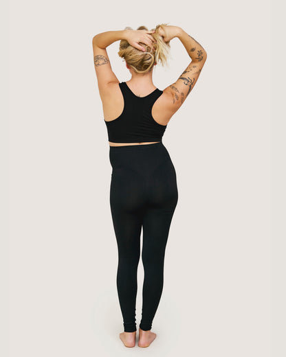 Schwarze Carriwell-Leggings von hinten gesehen mit nahtloser Formgebung