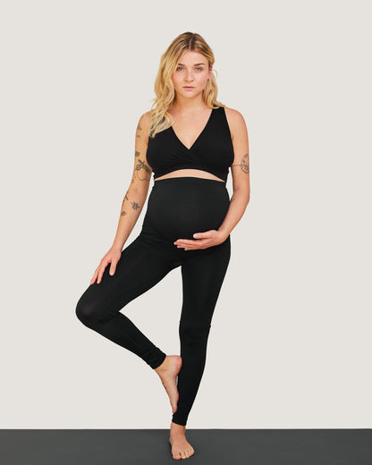 Schwangere Frau macht Yoga in nahtlosen Carriwell-Leggings