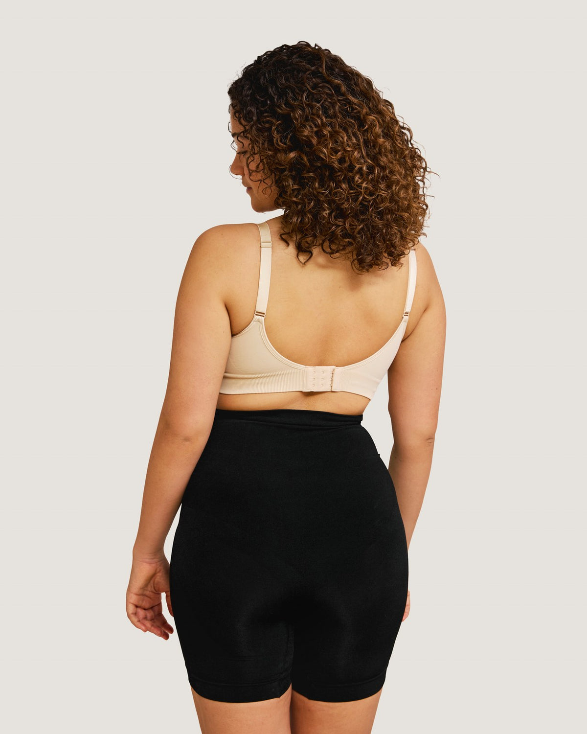 Carriwell nahtloser Still-BH in Beige, von hinten gesehen, mit Verschluss und verstellbarem Haken
