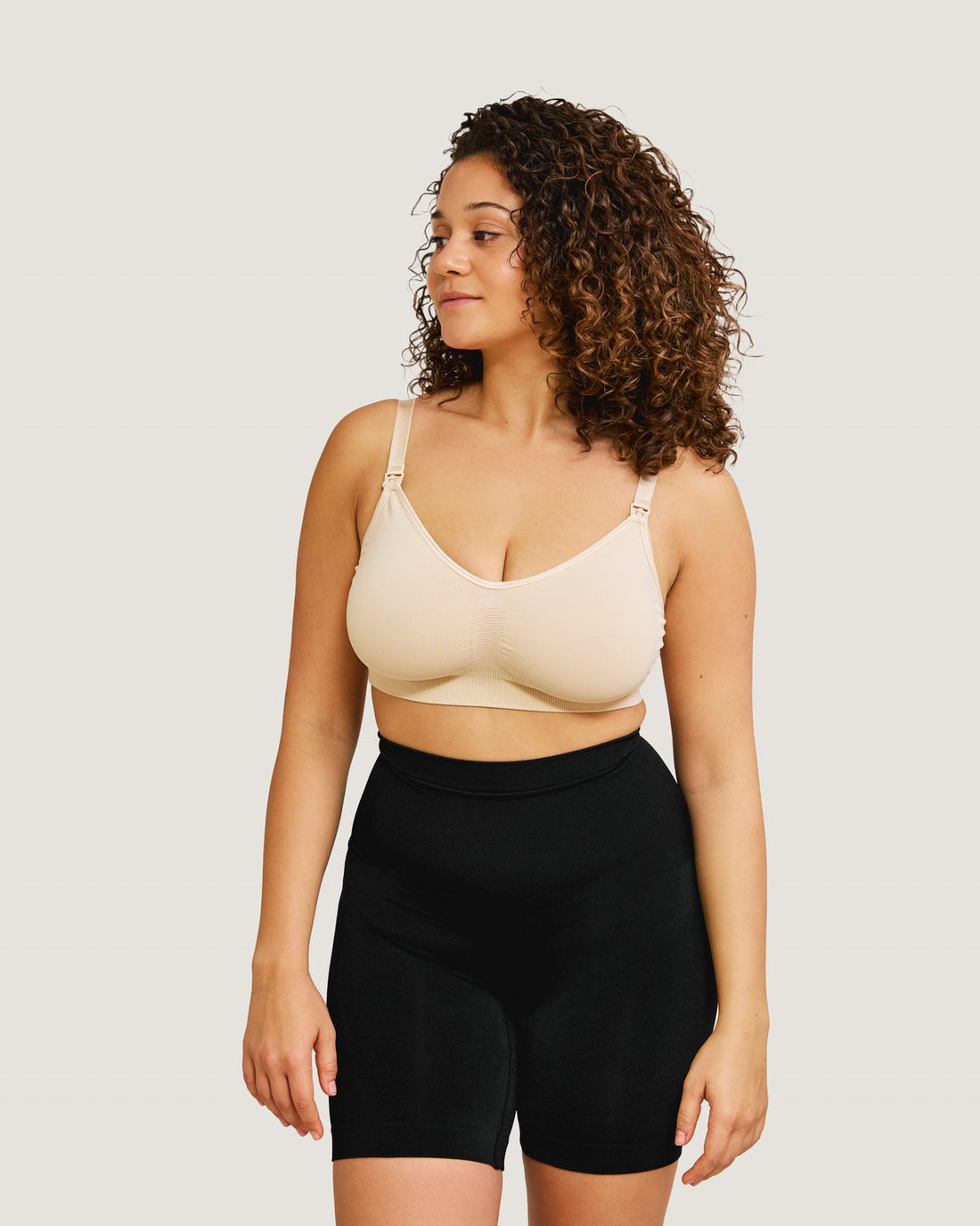 Carriwell nahtloser Still-BH in Beige, Vorderansicht einer Frau