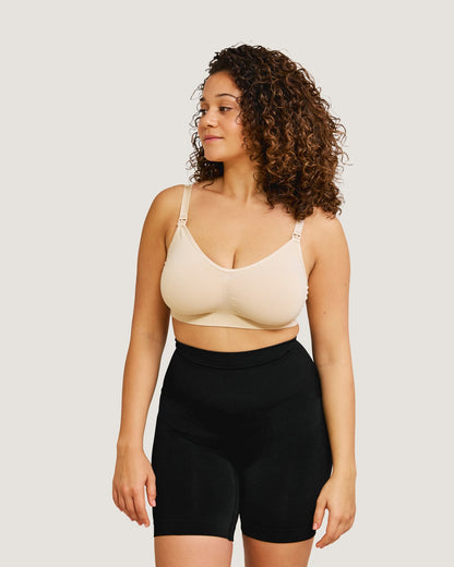 Carriwell nahtloser Still-BH in Beige, Vorderansicht einer Frau