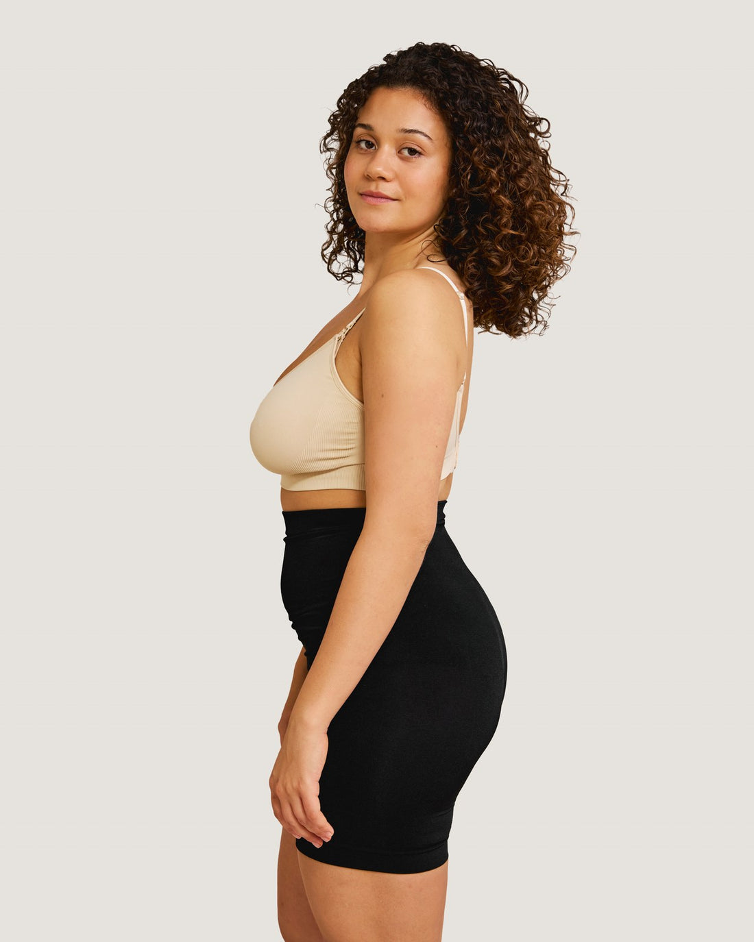 Carriwell nahtloser Still-BH in Beige, Seitenansicht einer Frau