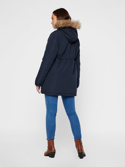 Mamalicious Umstands-Parkajacke – Jessa – Marineblauer Blazer – Umstandsjacke – MamaMilla
