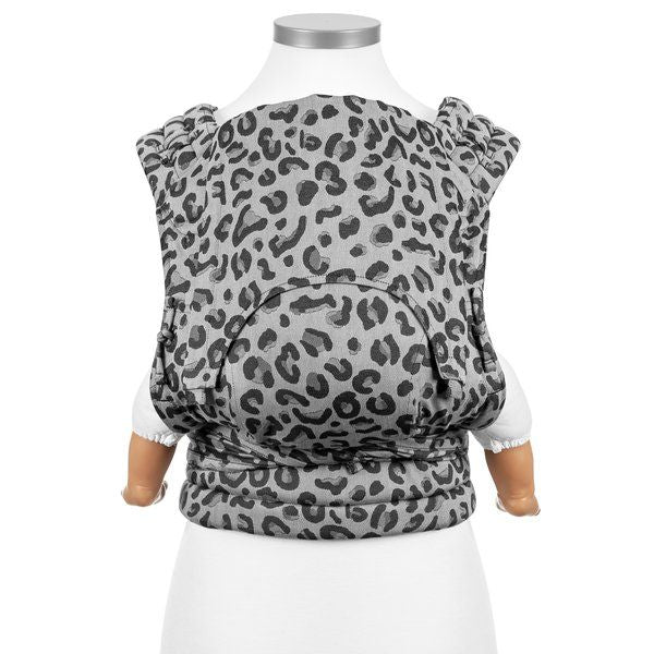 Fidella Fly Tai Babytrage – Leopard Silber – Kleinkind – Babytrage – MamaMilla