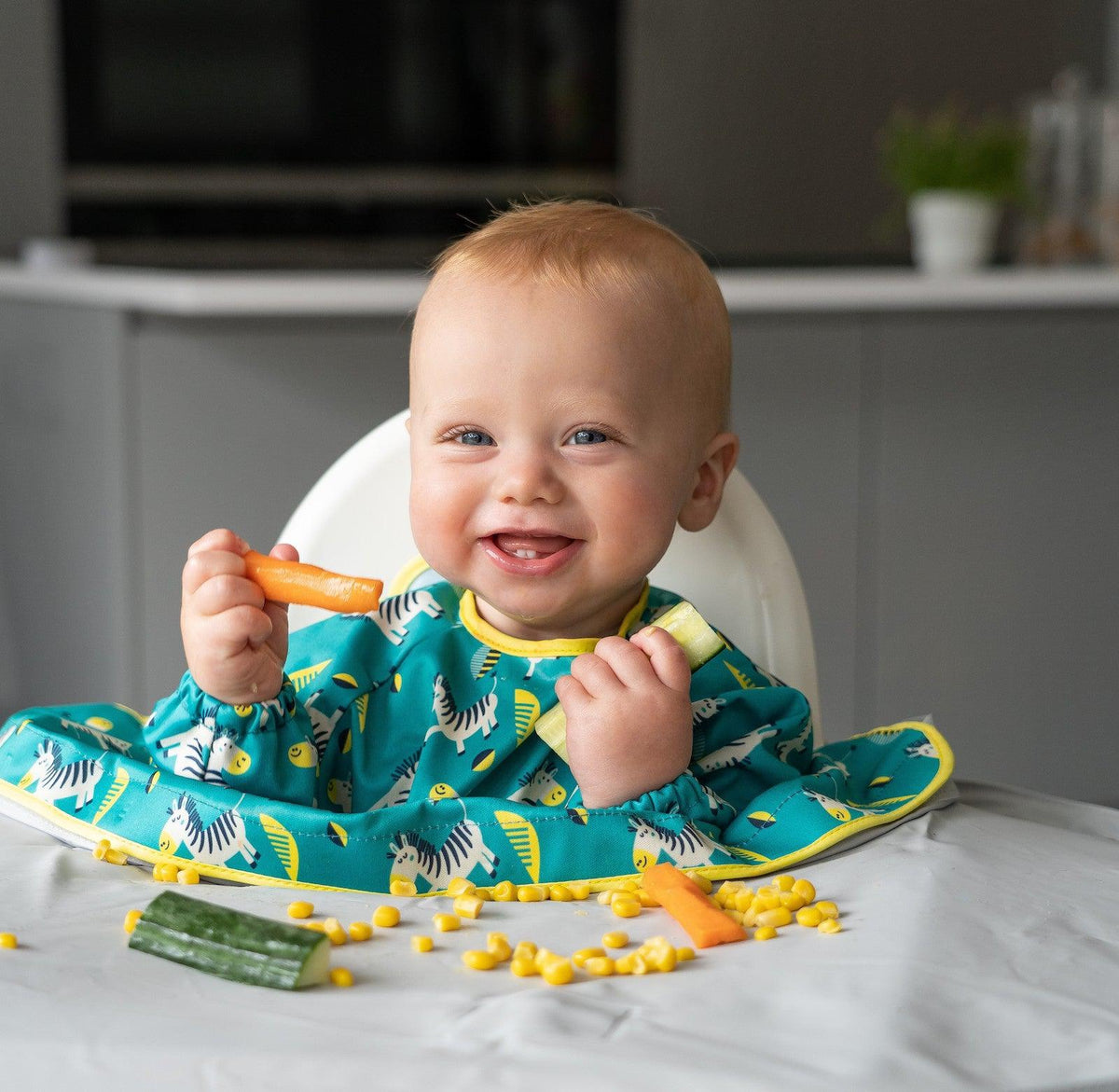 Tidy Tot Lätzchen mit langen Ärmeln für Tablett – Türkises Zebra – Lätzchen mit Ärmeln – MamaMilla