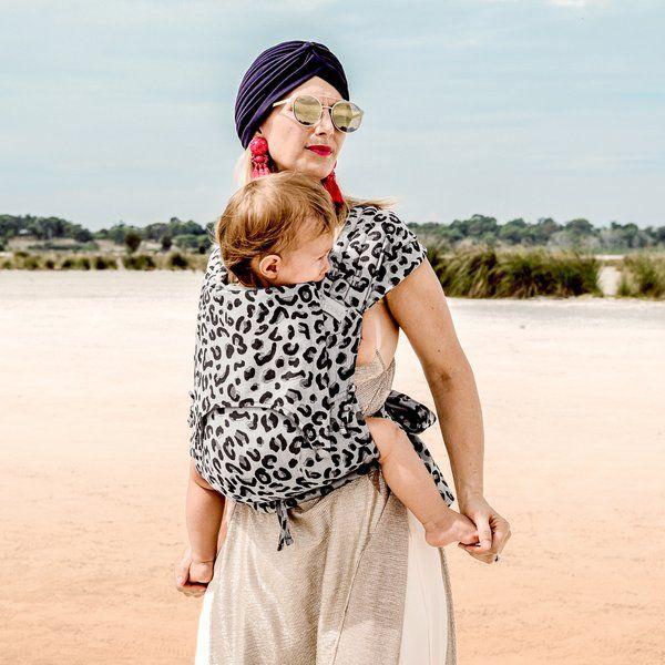 Fidella Fly Tai Babytrage – Leopard Silber – Kleinkind – Babytrage – MamaMilla