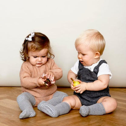 GoBabyGo-Socken mit rutschfestem Gummi – Grau meliert – Socken – MamaMilla