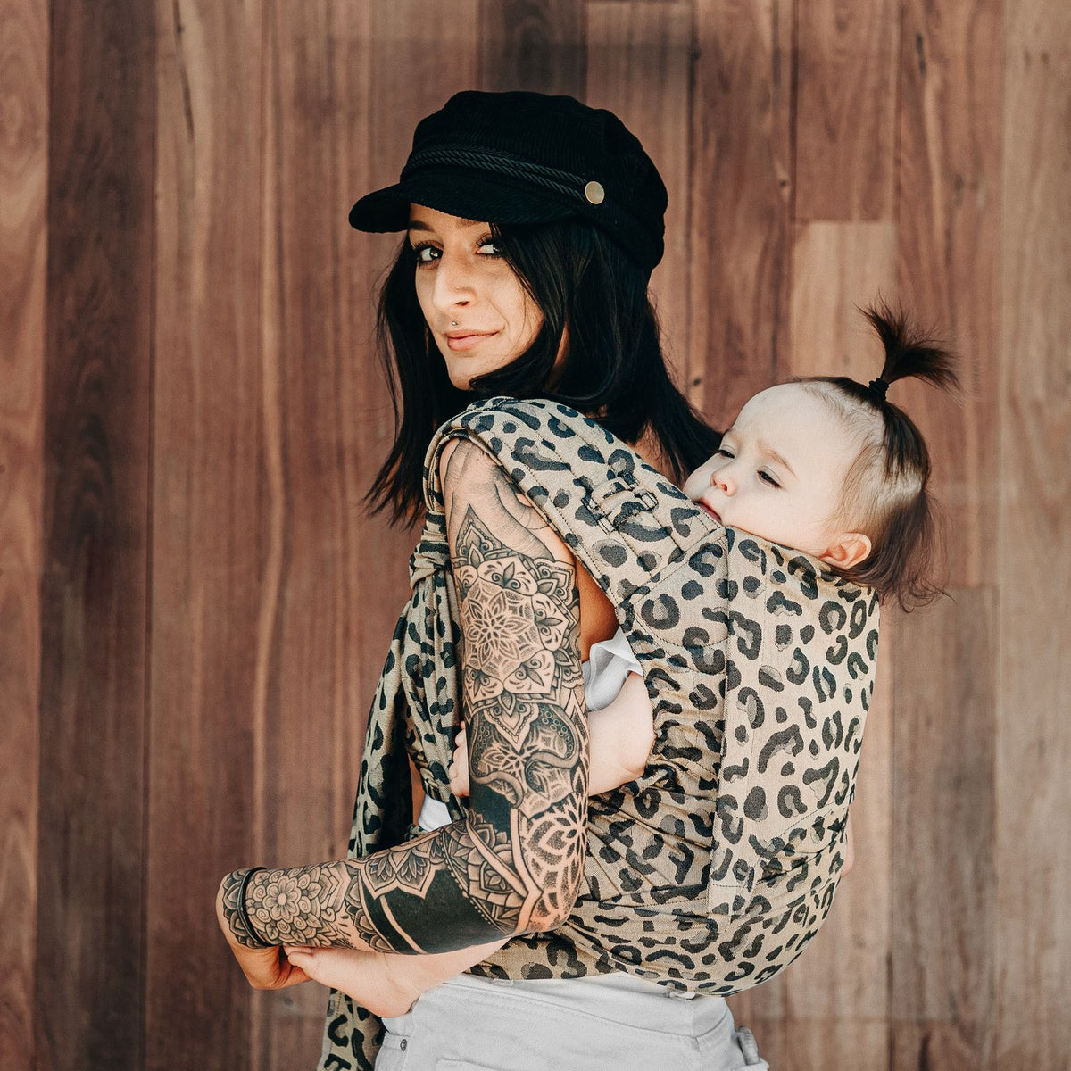 Fidella FlyClick Babytrage – Leopard Gold – Kleinkind – Babytrage – MamaMilla