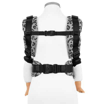 Fidella Fusion Fullbuckle Carrier – Leopard Silver – Baby – Tragehilfe – MamaMilla