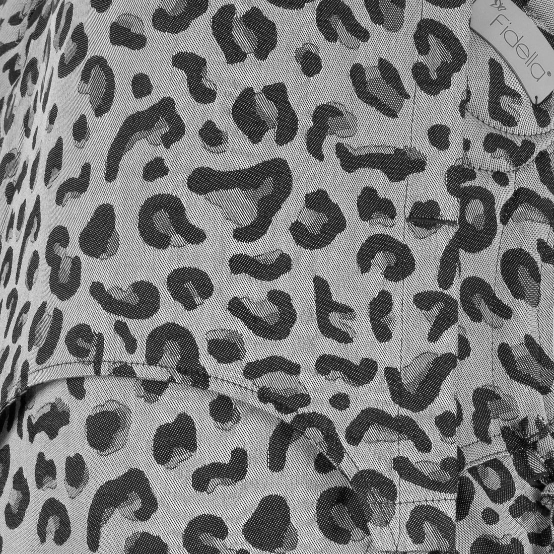 Fidella FlyClick Babytrage – Leopard Silver – Kleinkind – Babytrage – MamaMilla