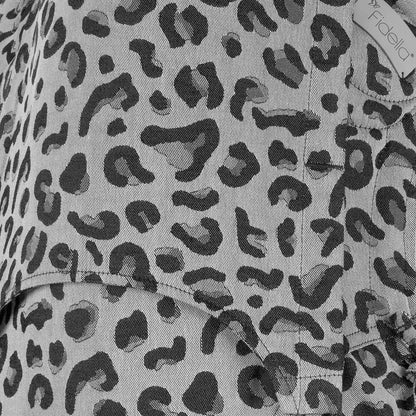 Fidella FlyClick Babytrage – Leopard Silver – Kleinkind – Babytrage – MamaMilla