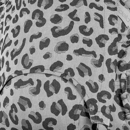 Fidella Fly Tai Babytrage – Leopard Silber – Kleinkind – Babytrage – MamaMilla