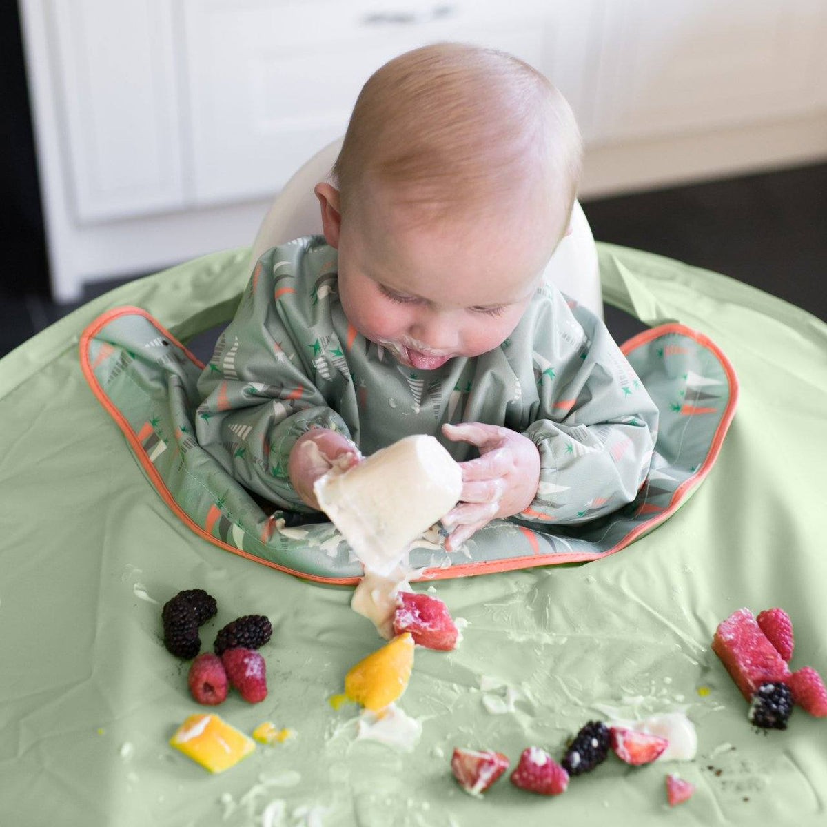 Tidy Tot Lätzchen und Tablett – SET – Dusty Mint – Lätzchen mit Ärmeln – MamaMilla