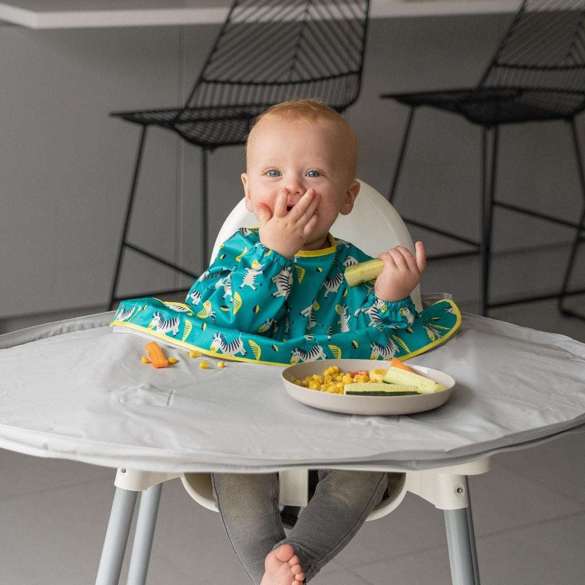 Tidy Tot Lätzchen mit langen Ärmeln für Tablett – Türkises Zebra – Lätzchen mit Ärmeln – MamaMilla