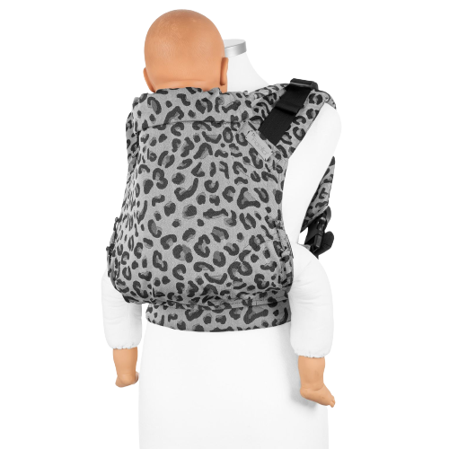 Fidella Fusion Fullbuckle Carrier – Leopard Silver – Baby – Tragehilfe – MamaMilla