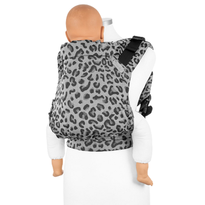 Fidella Fusion Fullbuckle Carrier – Leopard Silver – Baby – Tragehilfe – MamaMilla